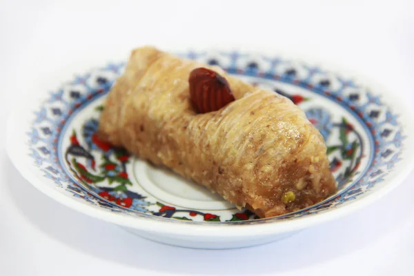 Традиційна арабська турецька солодка баклава з горіхами на декоративній тарілці — стокове фото