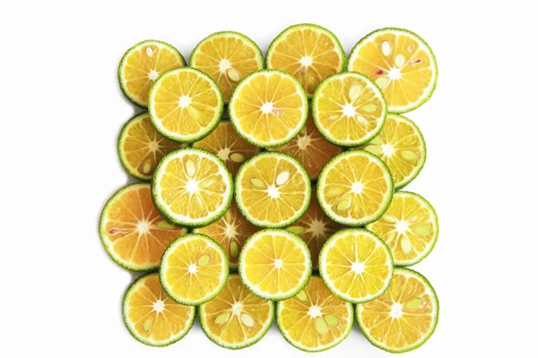 Kulaté plátky přírodních čerstvých mandarinek, pomerančů, citrónu, vápna se zelenou slupkou — Stock fotografie