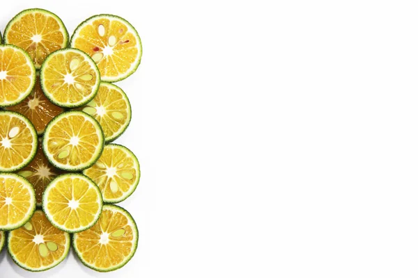 Runde Scheiben frischer Mandarinen, Orangen, Zitrone, Limette mit grüner Schale — Stockfoto