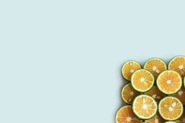 Irisan bulat tangerine segar alami, jeruk, lemon, kapur dengan kulit hijau — Stok Foto