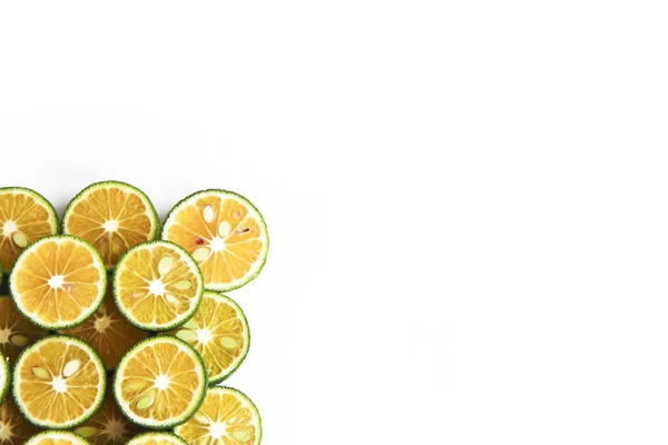 Tranches rondes de mandarines fraîches naturelles, oranges, citron, citron vert avec écorce verte — Photo