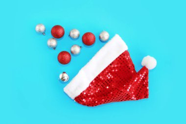 Noel topu dekorasyon ile kırmızı dekoratif parlak Noel Baba şapka