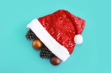 Noel topu dekorasyon ile kırmızı dekoratif parlak Noel Baba şapka