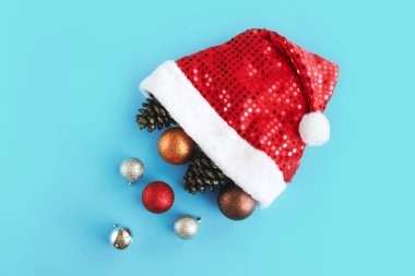 Noel topu dekorasyon ile kırmızı dekoratif parlak Noel Baba şapka