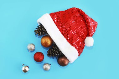 Noel topu dekorasyon ile kırmızı dekoratif parlak Noel Baba şapka