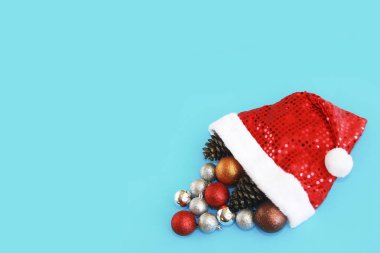 Noel topu dekorasyon ile kırmızı dekoratif parlak Noel Baba şapka