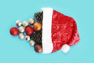 Noel topu dekorasyon ile kırmızı dekoratif parlak Noel Baba şapka