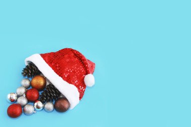 Noel topu dekorasyon ile kırmızı dekoratif parlak Noel Baba şapka