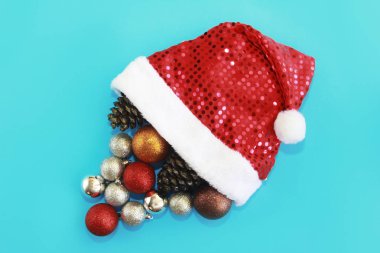 Noel topu dekorasyon ile kırmızı dekoratif parlak Noel Baba şapka