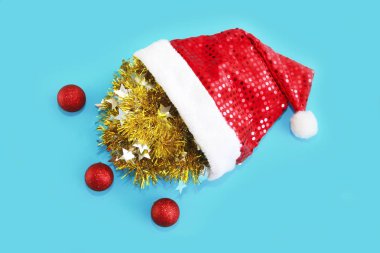 Noel topu dekorasyon ile kırmızı dekoratif parlak Noel Baba şapka