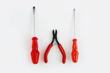 kırmızı plastik kolları ile eski paslı metal tornavida ve pliers nippers