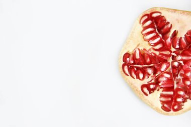 bir tane ile kırmızı doğal nar yuvarlak dilimlenmiş dilimler