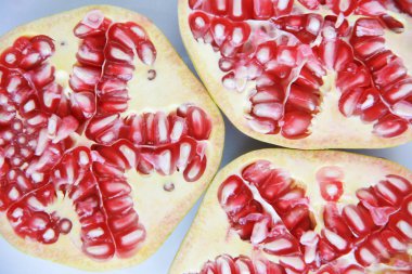 bir tane ile kırmızı doğal nar yuvarlak dilimlenmiş dilimler