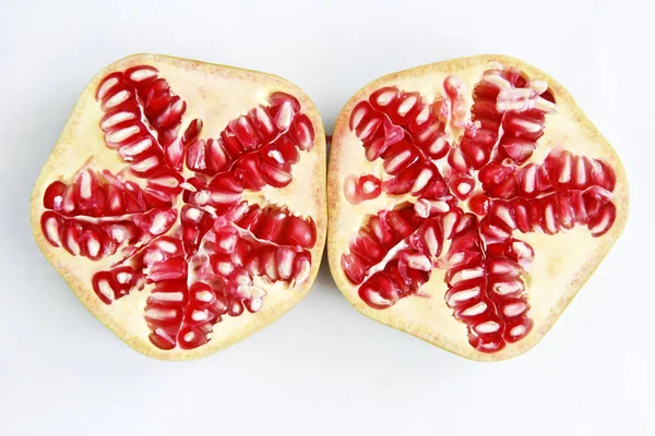 bir tane ile kırmızı doğal nar yuvarlak dilimlenmiş dilimler