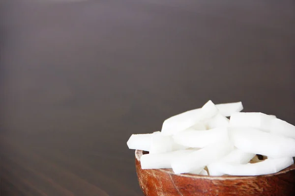 Tranches Noix Coco Naturelle Blanche Hachée Dans Une Assiette Bois — Photo