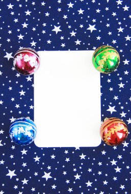 Bir yıldız ile mavi bir arka plan üzerinde Noel kartı Yeni Yıl oyuncak topları