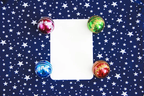 Χριστουγεννιάτικη Κάρτα Παιχνίδια Μπάλες Του Νέου Έτους Ένα Μπλε Φόντο — Φωτογραφία Αρχείου