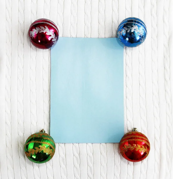 パターンを編み込み 白い生地の背景におもちゃの新年のボールを持つクリスマスカード — ストック写真