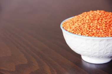 beyaz seramik bir tabak turuncu doğal kurutulmuş küçük mercimek