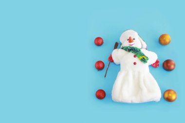 Noel beyaz kardan adam ve oyuncak topları ve yeni yıl bir tatil için koniler