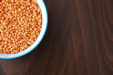 turuncu kuru küçük oryantal mercimek bir tabak seramik beyaz groats