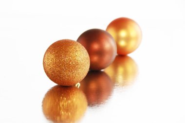 yansıması ile bir ayna arka plan turuncu parlak noel oyuncak topları