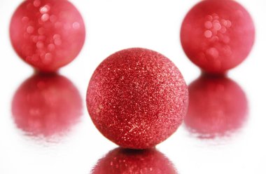 yansıma ile bir ayna arka plan üzerinde kırmızı parlak noel oyuncak topları