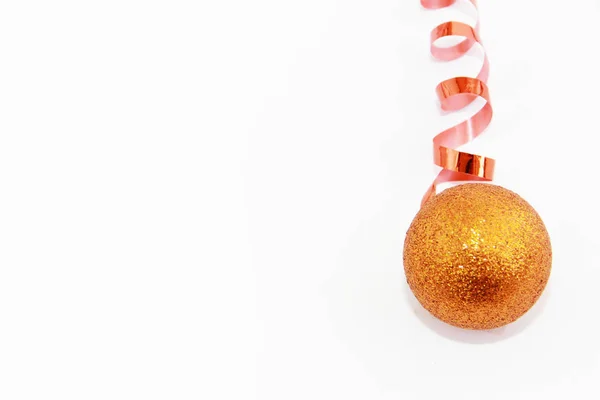 Serpentina naranja y bola de juguete brillante en el árbol de Navidad para las vacaciones de Año Nuevo — Foto de Stock
