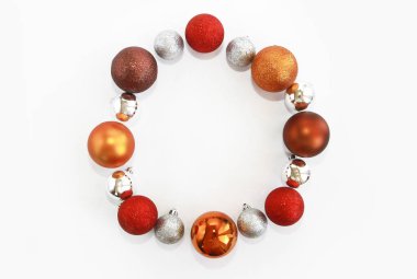 yeni yıl tatili için Noel ağacında çok renkli parlak oyuncaklar topları ve konileri