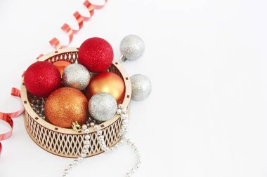 Yeni yıl tatili için dekoratif ahşap sepet içinde parlak çok renkli Noel topları oyuncaklar