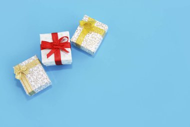 sürpriz için beyaz hediye dekoratif tasarım kutuları