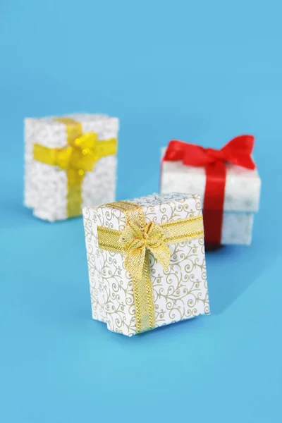 Білий подарунок декоративні дизайнерські коробки з бантами для сюрпризу — стокове фото