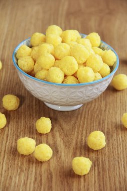 Kahvaltı için seramik tabakta yuvarlak sarı doğal mısır topları.