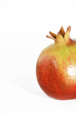 Beyaz zemin üzerinde doğal yeşil nar meyvesi