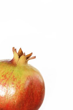 Beyaz zemin üzerinde doğal yeşil nar meyvesi