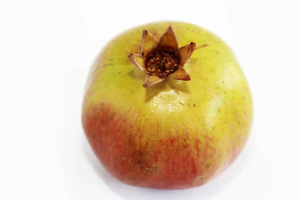 Fruta de granada verde fresca natural sobre un fondo blanco — Foto de Stock