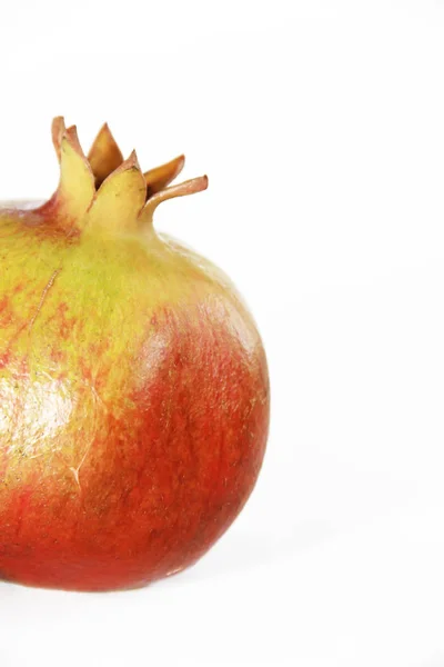 Přírodní čerstvé zelené granátové jablko ovoce na bílém pozadí — Stock fotografie