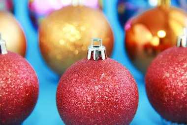 Noel ağacında çok renkli parlak toplar ve yeni yıl için desenler var.