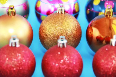 Noel ağacında çok renkli parlak toplar ve yeni yıl için desenler var.