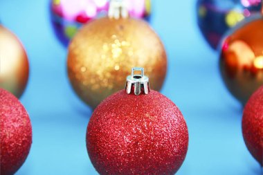 Noel ağacında çok renkli parlak toplar ve yeni yıl için desenler var.