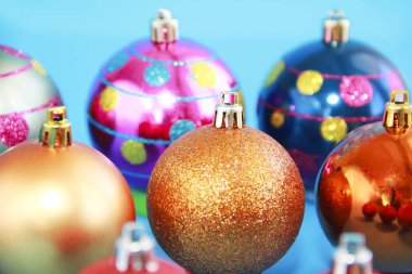 Noel ağacında çok renkli parlak toplar ve yeni yıl için desenler var.