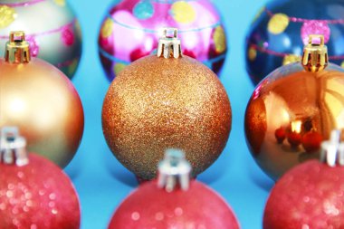 Noel ağacında çok renkli parlak toplar ve yeni yıl için desenler var.