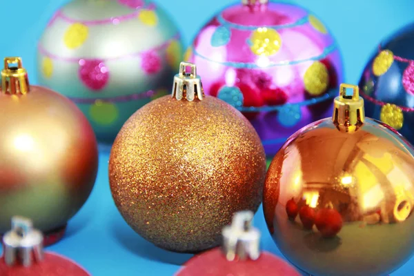 Christmas multi-colored shiny balls on the tree with patterns for the New Year holiday — Stock Photo, Image