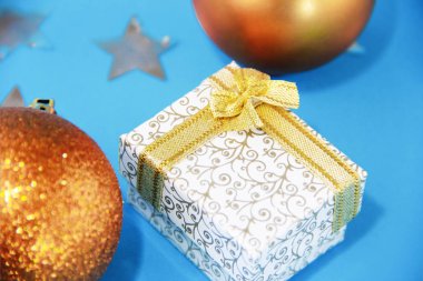 turuncu parlak noel oyuncakları toplar ve yeni yıl için hediye kutusu