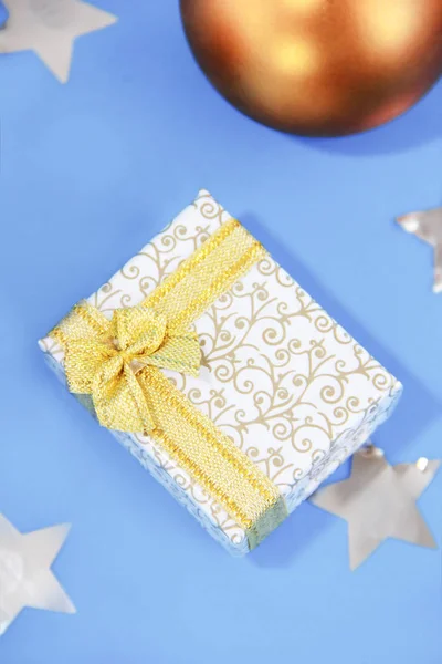 Помаранчевий золотий блискучий різдвяні іграшки кульки і подарункова коробка для новорічних свят — стокове фото