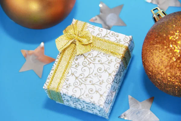 Помаранчевий золотий блискучий різдвяні іграшки кульки і подарункова коробка для новорічних свят — стокове фото