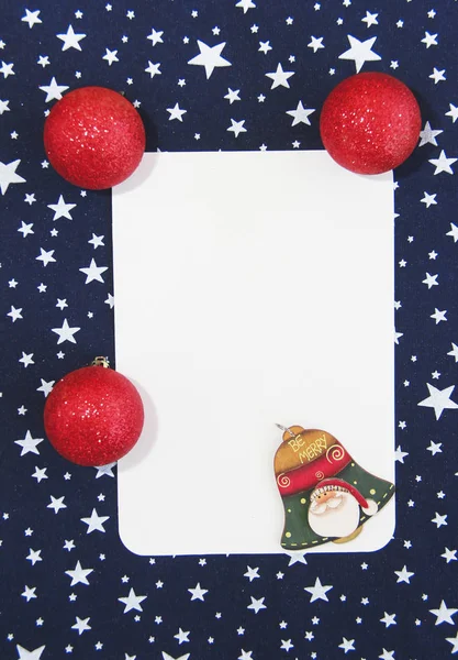 Nieuwjaar witte kaart op een blauwe achtergrond met witte sterren en speelgoed ballen voor de kerstboom — Stockfoto