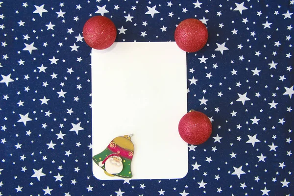 Πρωτοχρονιά λευκή κάρτα σε μπλε φόντο με λευκά αστέρια και μπάλες παιχνιδιών για το χριστουγεννιάτικο δέντρο — Φωτογραφία Αρχείου