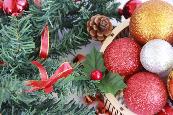 Bolas de brinquedos brilhantes multicoloridas de Ano Novo e um ramo de uma árvore verde com a decoração de Ano Novo — Fotografia de Stock