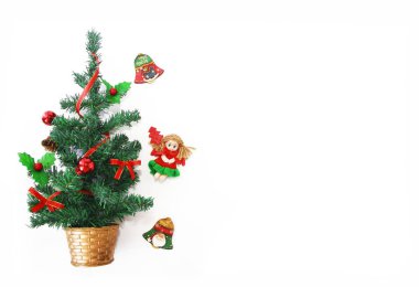 Yeni yıl için çok renkli parlak oyuncak topları olan yeşil Noel ağacı.